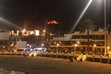 Incendio en la cumbre de Telde, visible desde la parte baja del municipio (FOTO TA, Efe, Francisco Javier Santana y Jesús Ruiz Mesa)